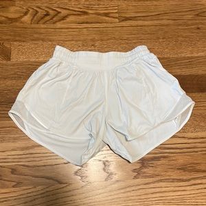 White Lululemon hotty hot shorts size 4 4”